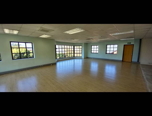 225M² OFFICE TO LET IN LYME PARK